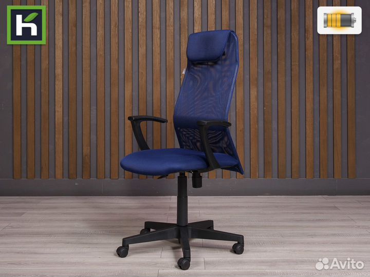 Офисное кресло на колесиках
