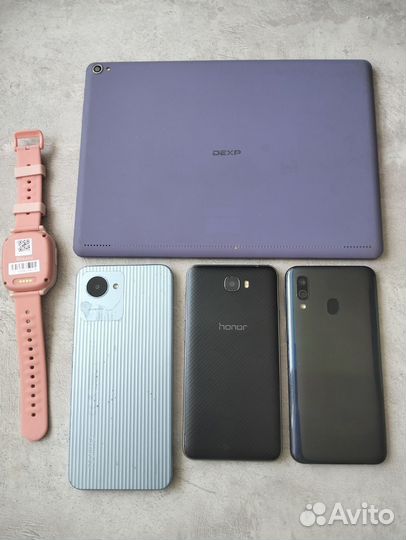 Телефоны и часы в нерабочем состоянии