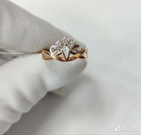 Золотое кольцо с камнем 16р