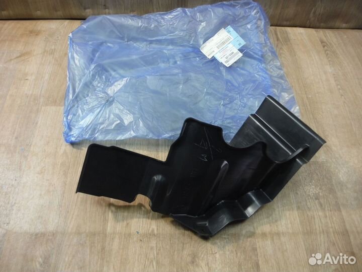 Дефлектор радиатора правый Pajero Sport 3 2016