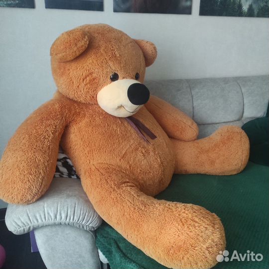 Большой плюшевый медведь