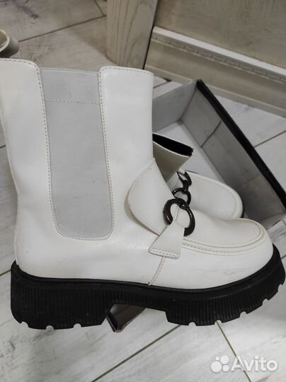 Пуховик белый и сапоги зима