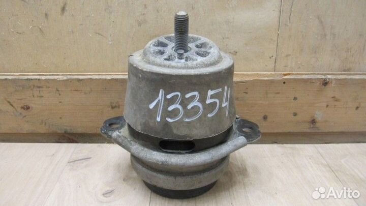 Опора двигателя левая Volkswagen Touareg 2002-2010