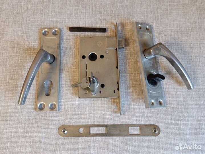 Дверной замок с ручкой и ключами