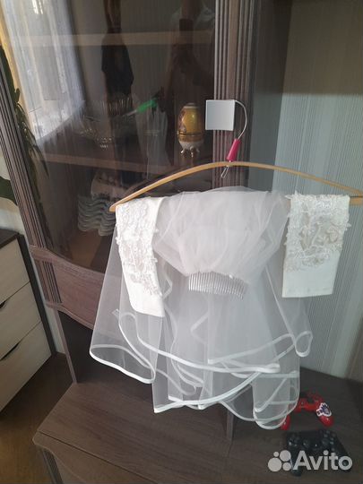 Фата и свадебные перчатки