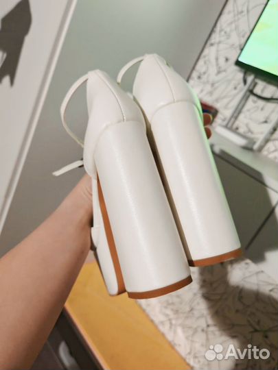 Туфли на высоком каблуке