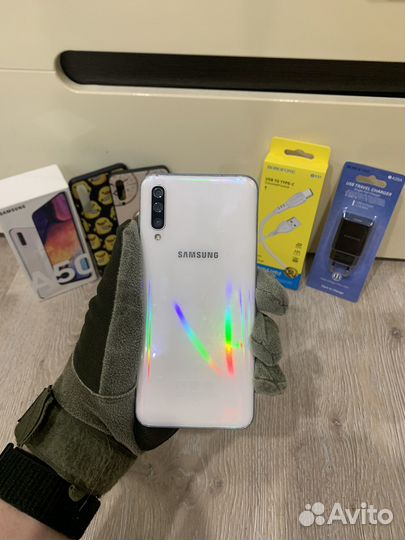 Samsung A50 128гб белый