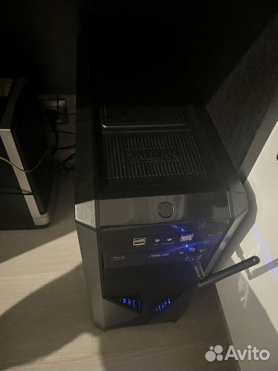 Игровой компьютер с монитором и клавиатурой