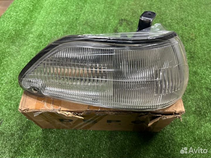 Поворотник передний правый Toyota Corona T170