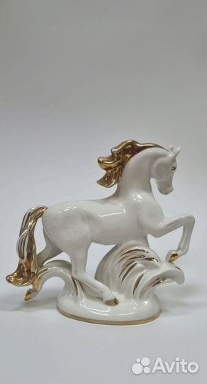 Статуэтка лфз. Конь Огонь. Золотая грива