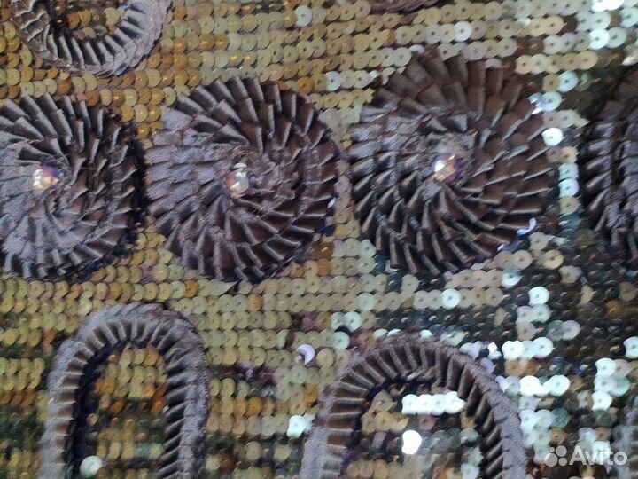 Рисунок вышит пайетками