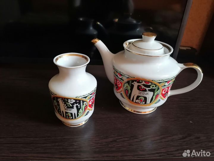 Заварочный чайник и вазочка