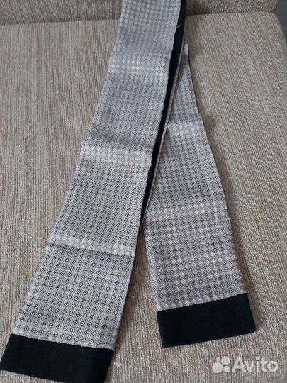 Классический Шарф выглядит стильно и круто золотой