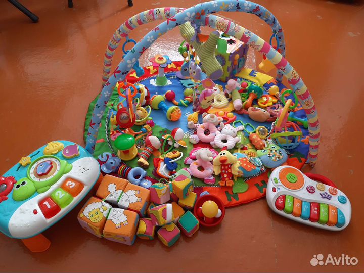 Развивающие игрушки для малышей пакетом