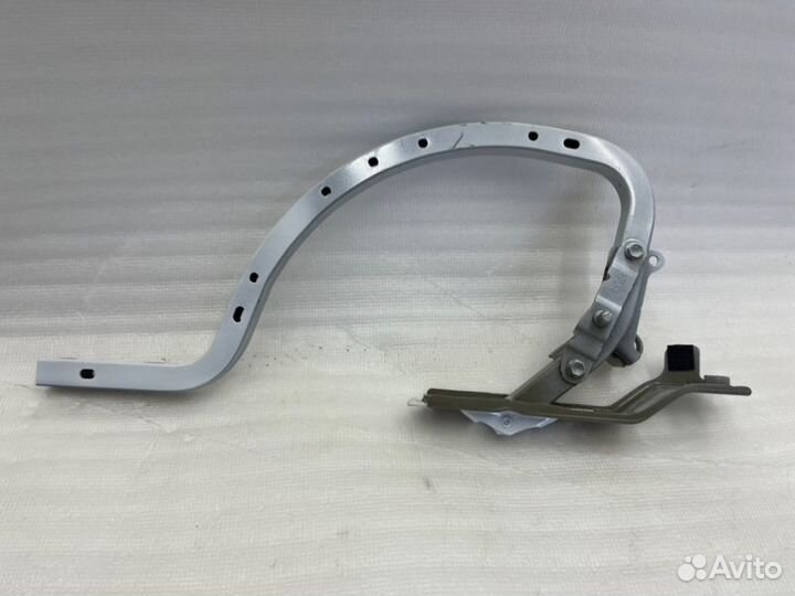 Петля багажника задняя правая Toyota Camry V70/V75