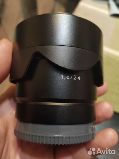 Sony Zeiss Sonnar T* 24mm f/1.8 ZA E SEL-24F18Z