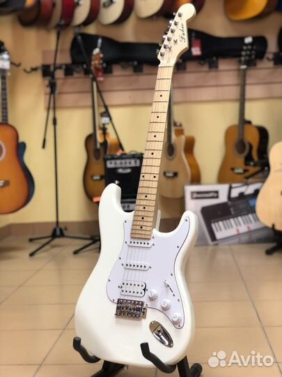 Электрогитара в белом цвете fabio