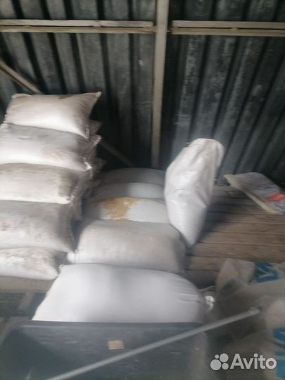 Овес в мешках