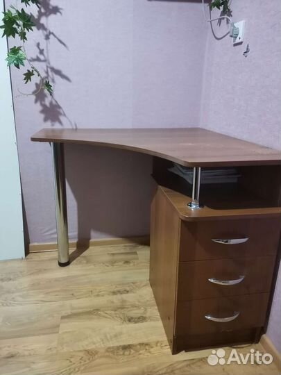 Угловой письменный стол