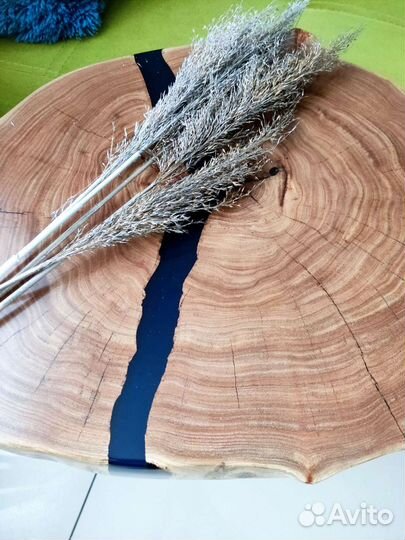 Стол журнальный карагач со смолой