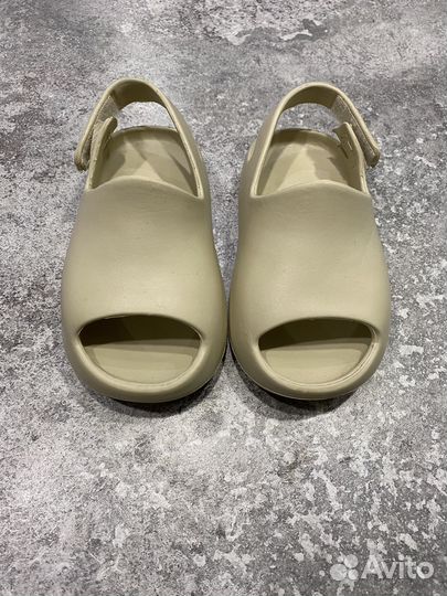 Тапки изики для малышей