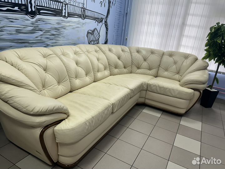 Кожаный диван