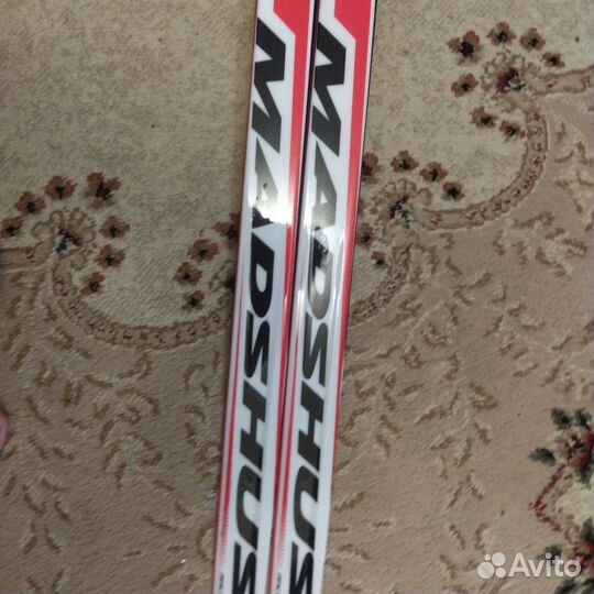 Лыжи с палками и ботинками