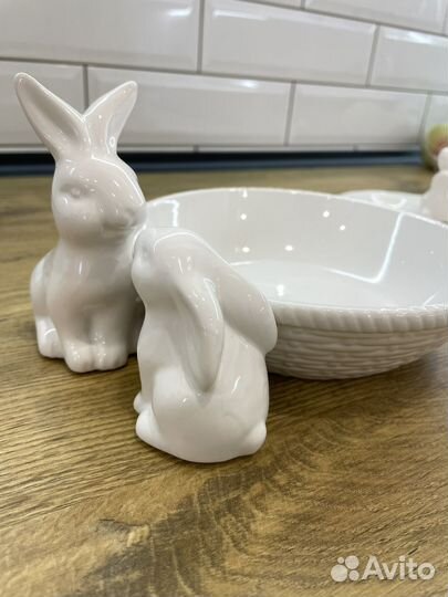 Тарелка с кроликами