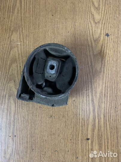 Подушка Опора двигателя правая Passat B3