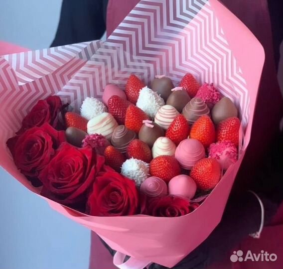 Букет клубника в шоколаде с цветами