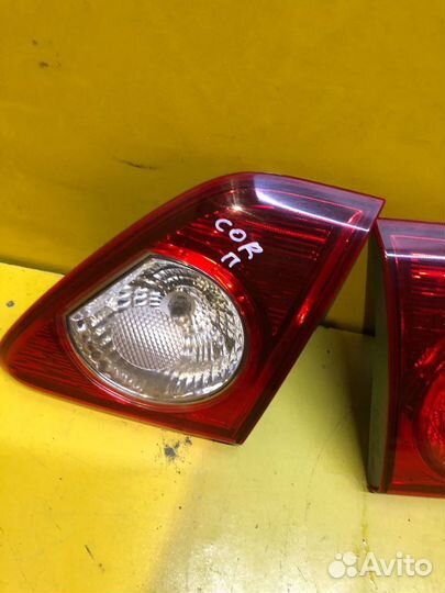 Фонарь задний внутренний Toyota Corolla 2006–2010