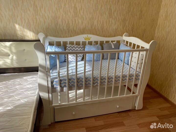 Детская кроватка с продольным маятником