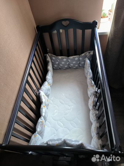 Детская кроватка с маятником