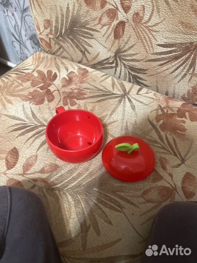 Пластмасовая кружка с крышкой в виде яблоко