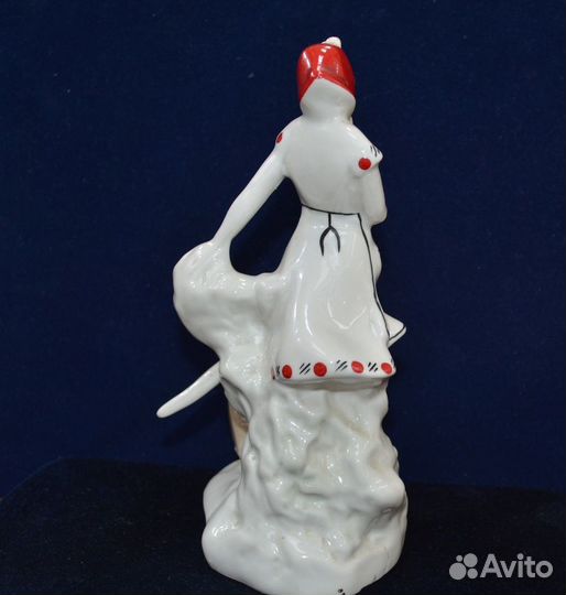 Фарфоровая статуэтка - Птичница, Сысерть