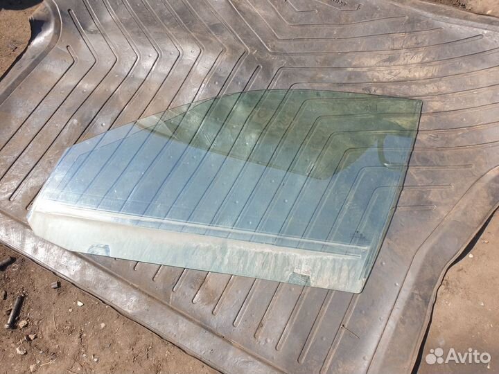 Стекло левое переднее заднее Octavia A4 Tour лифтб