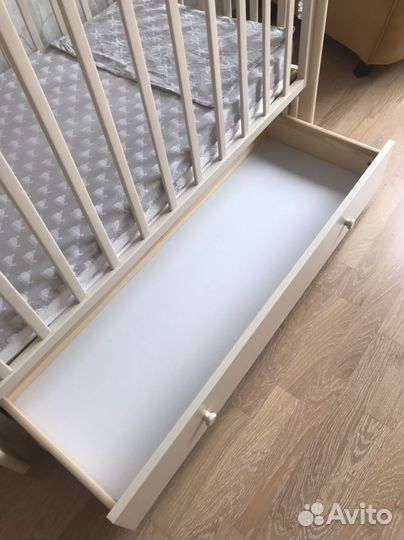Детская кроватка с маятником и ящиком