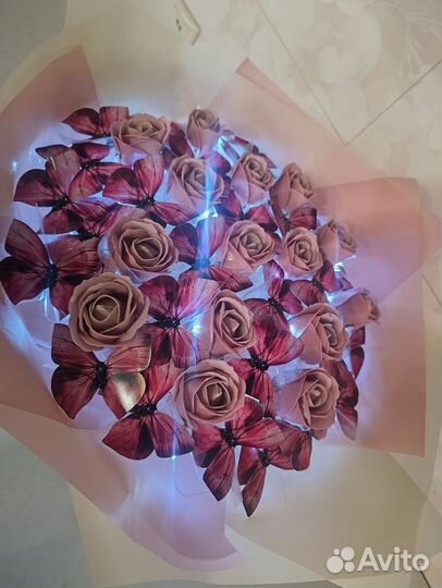 Букет из бабочек и мыльных роз. В наличии