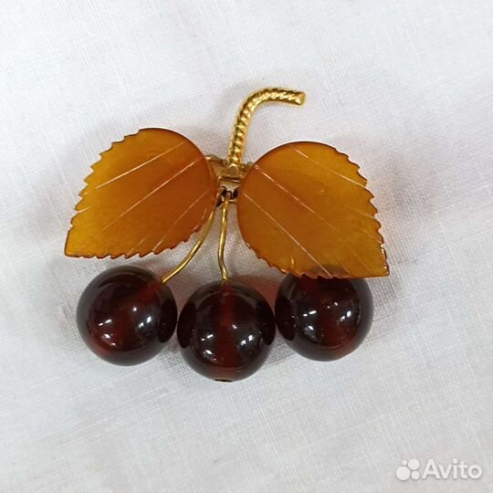 Брошь из натурального янтаря «Вишенки» (сзр)
