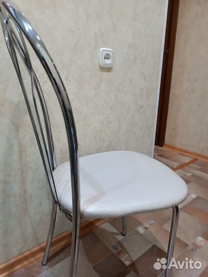 Стол и стулья