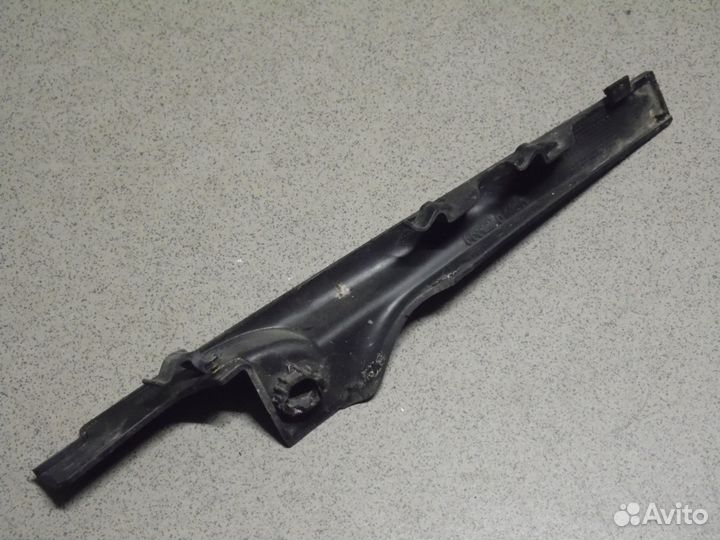 Накладка на петлю капота левая Рено Сандеро 2