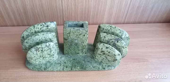 Каменная подставка