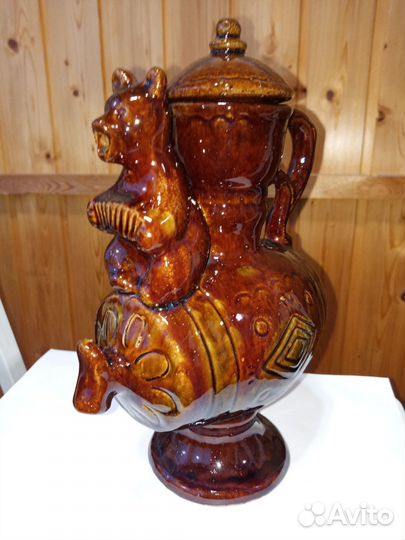 Продаю глиняный кувшин с медведем