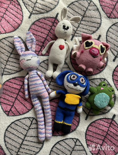 Вязаная игрушка собака супергерой Хенк