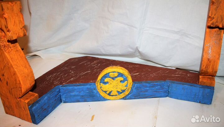 Божница, угловая полка в красный угол, с лошадками