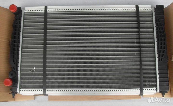 Радиатор охлаждения двигателя Volkswagen Passat