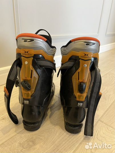 Горнолыжные ботинки и лыжи