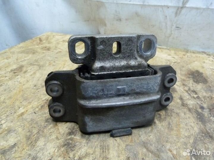 Опора двигателя левая Skoda Octavia (A5 1Z) 2004-2