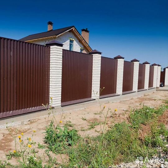 Забор из профнастила коричневый в Торопце