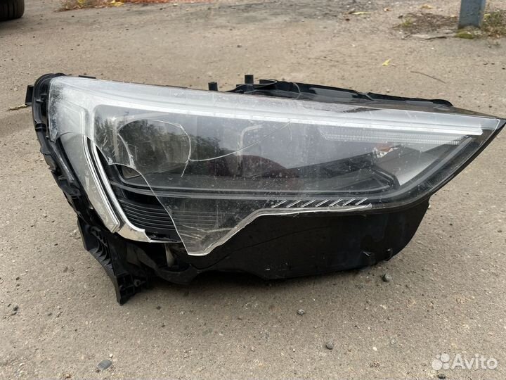 Фара битая Audi Q3 F3 правая
